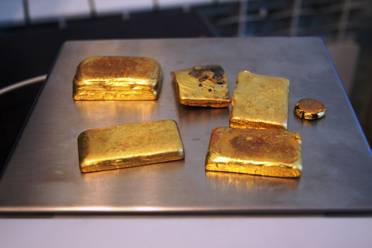 Золото первый металл на колыме какой второй. Слиток золота. Слиток золотой. Конфискованное золото в слитках. Слитки золота кустарные.