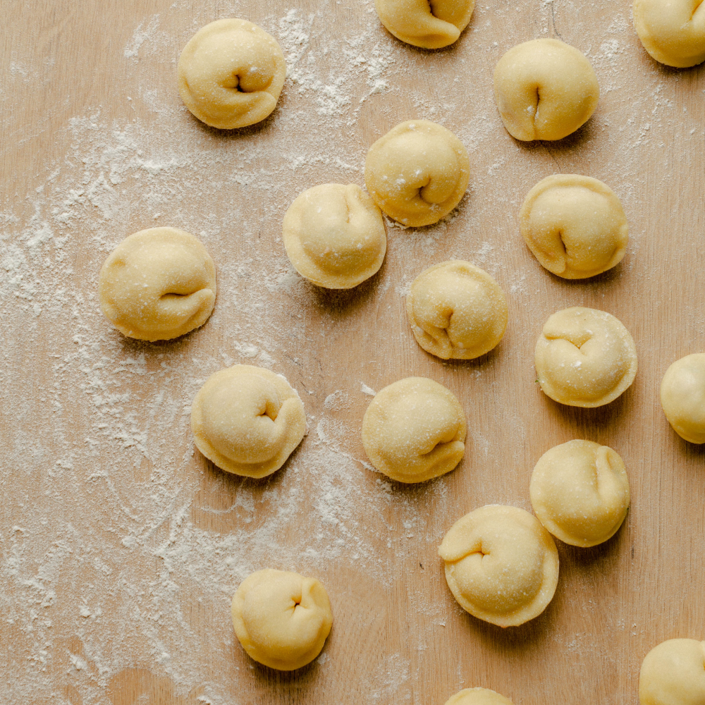 тесто для пельменей. пропорции теста для пельменей. пельмени на заварном тесте. сколько теста нужно на 1 пельмень. сколько теста нужно на 1 пельмень.