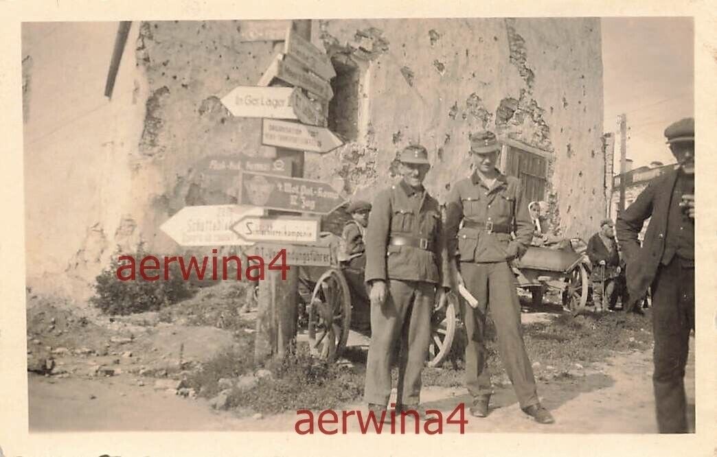 Столб с указателями. 