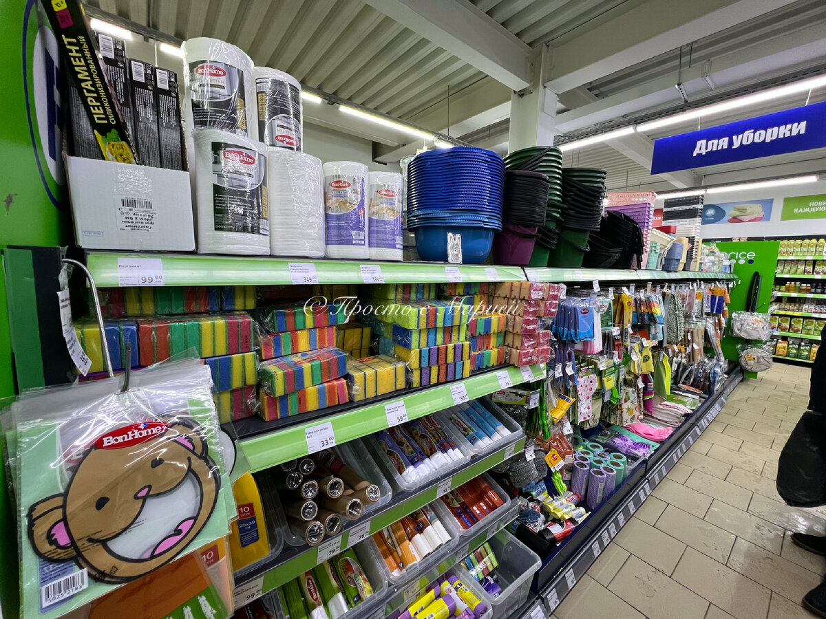 Видите губку? А она есть)) Вооооон, возле той стопочки из синих тазиков. 