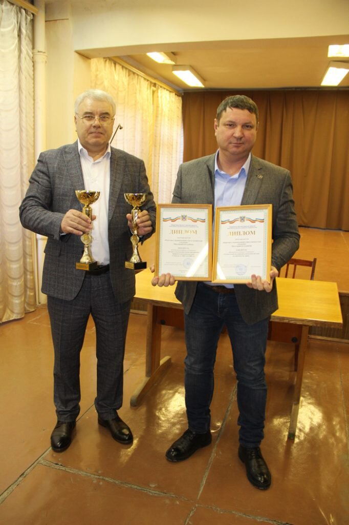   А. И. Ищенко вручил дипломы и кубки победителя регионального конкурса в номинации «Лучшее хозяйство природно-климатической зоны в производстве зерна» руководителю ООО «Агродон» С. В. Задорожнему.