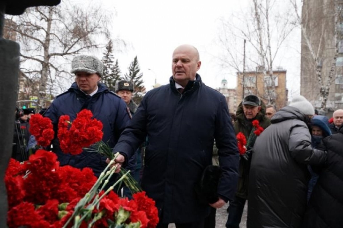    Первые лица Красноярска возложили цветы к памятнику «Детям войны»