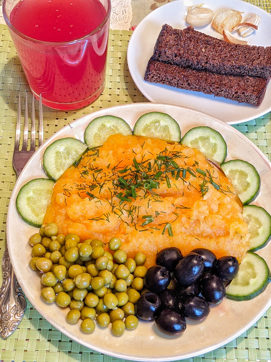 Овощное пюре (тыква, картофель, морковь), горошек, маслины, огурец, чесночные гренки
