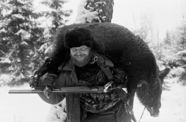 Охотник с добычей. Фото © ТАСС / Альберт Пушкарёв