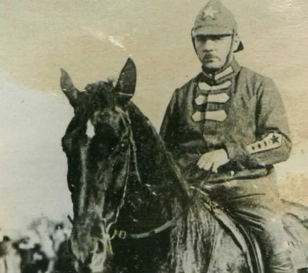 Командующий Северо-Кавказским военным округом Климент Ворошилов в летней форме обр. 1922 года. Источник: ВК-сообщество «Кавалерия РККА».