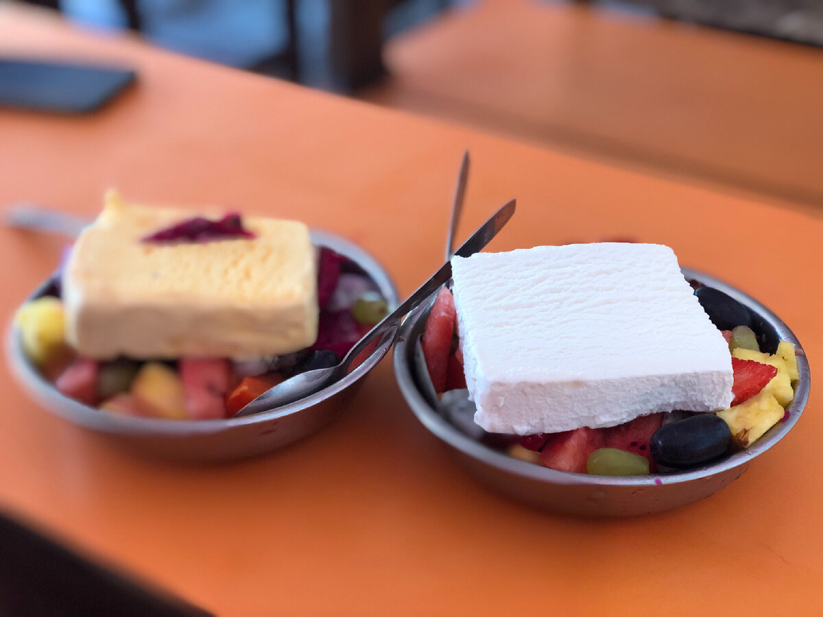 200 рублей за две тарелки фруктового салата с айс кримом 