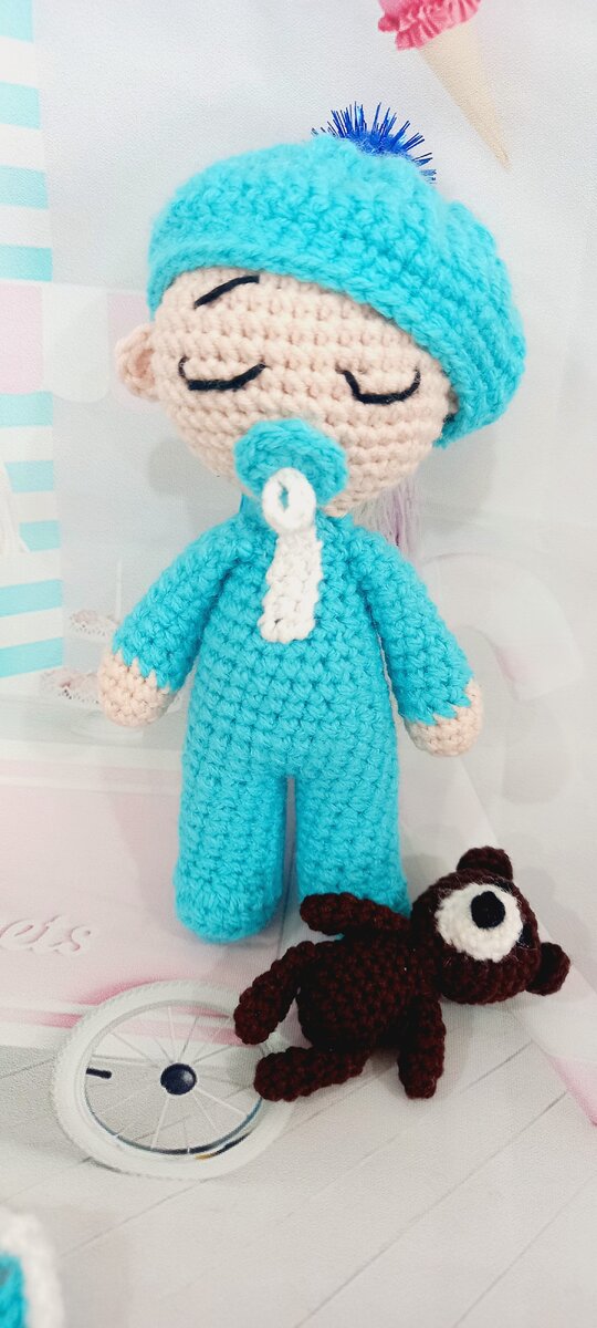 У пупсика есть любимая игрушка - мишка