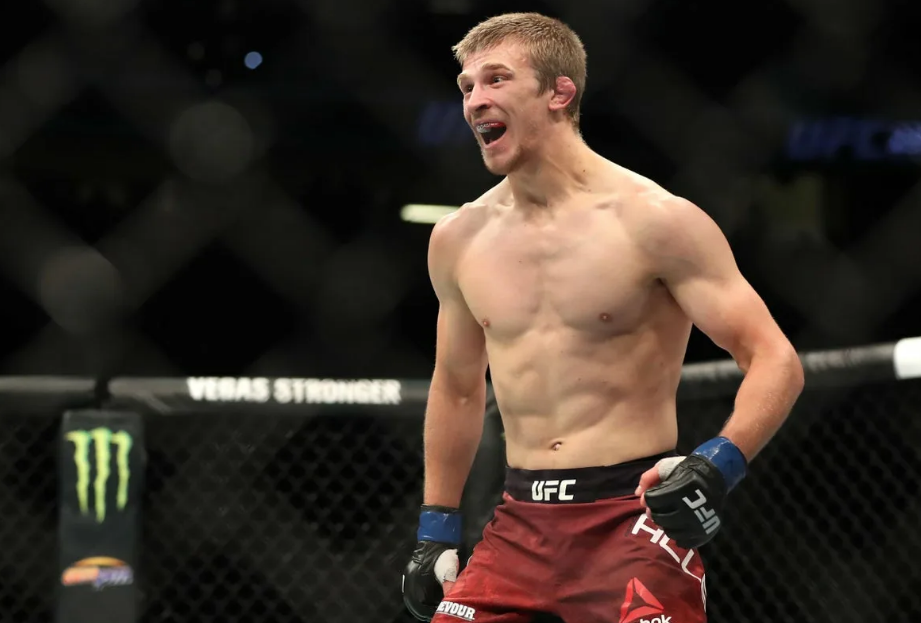Арнольд Аллен пока в UFC еще не проигрывал