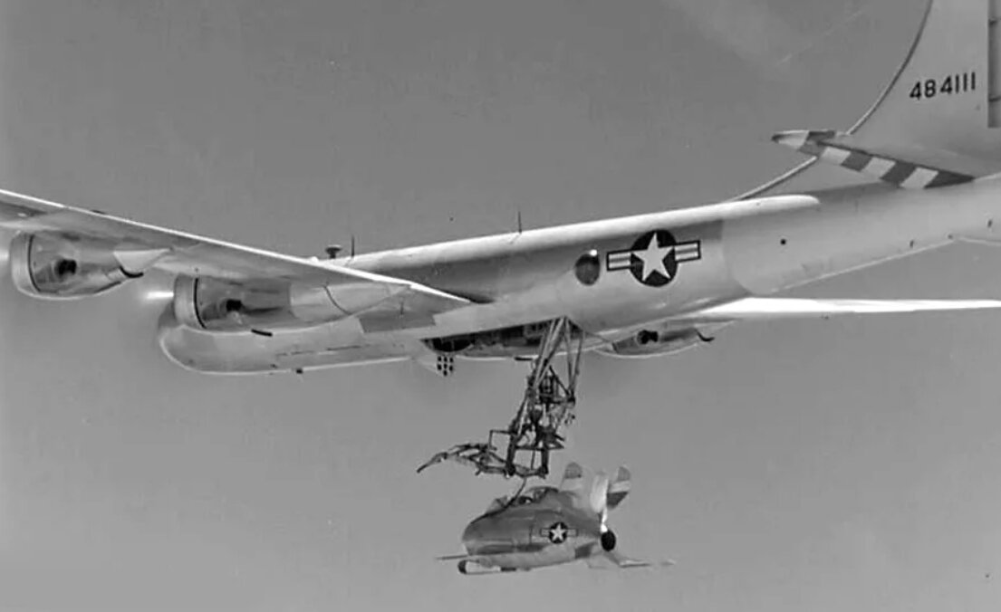 B 36 2 4. XF-85 Goblin. MCDONNELL XF-85 Гоблин. Самолет XF-85 Goblin. MCDONNELL XF-85 Goblin самолет.