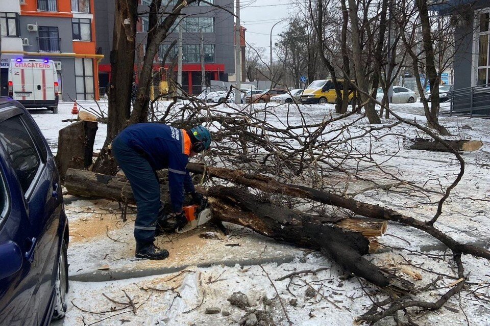     В Новороссийске разбирают последствия норд-оста. Фото: t.me/alekseioderov