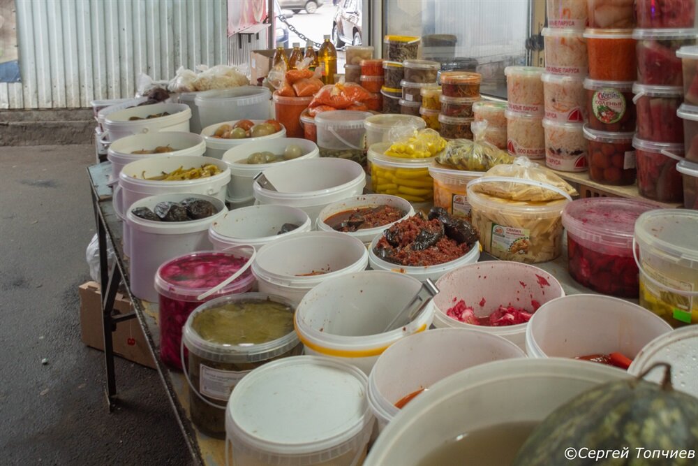 Ряд с салатами