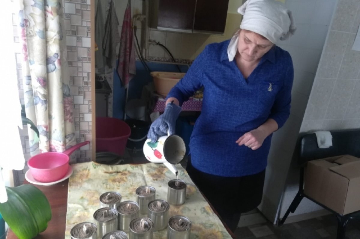    Женщины – огонь! В уральском храме делают блиндажные свечи из огарков