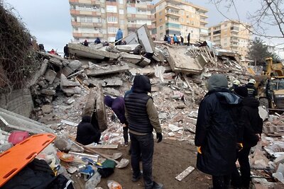    Рухнувший во время землетрясения торговый центр в Диярбакыре, Турция ©VOA, Общественное достояние