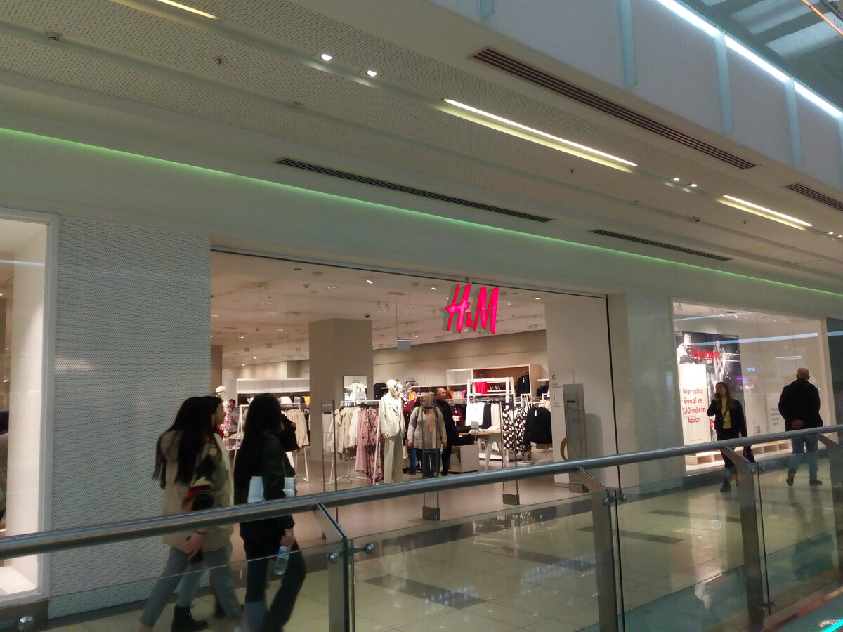 Вход в H&M в МаркАнталья на втором этаже