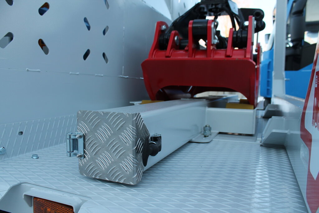 Сортиментовозы ПЕРМЯК ЕВРО на шасси AMT N.V. с манипулятором ВЕЛМАШ 10-74