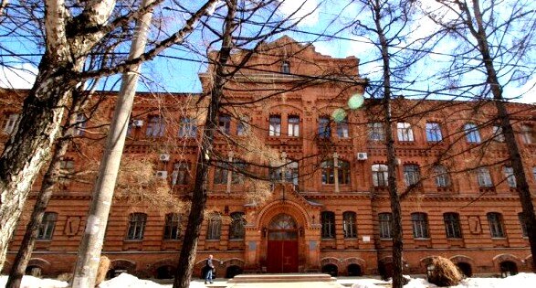 Спаренные окна центрального ризалита  объединены лучковой перемычкой с выделенным замковым камнем в уровне второго этажа и криволинейной тягой в уровне третьего. 