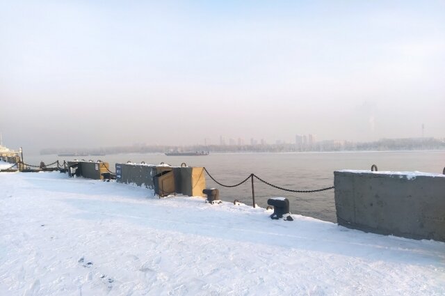    Вот такие пролеты на Центральной набережной, за которыми отвесная бетонная стена в несколько метров. Фото:  АиФ/ Татьяна Бахтигозина