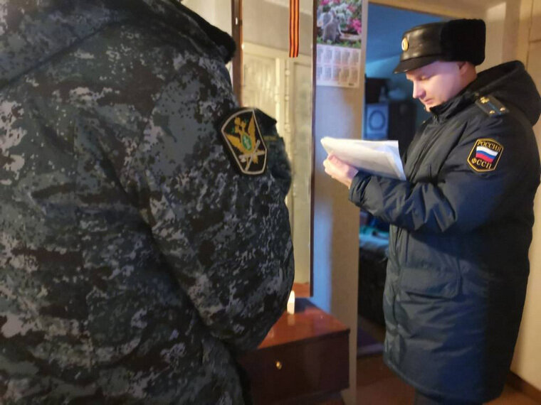    Мужчина впустил специалистов в дом только после вмешательства приставов