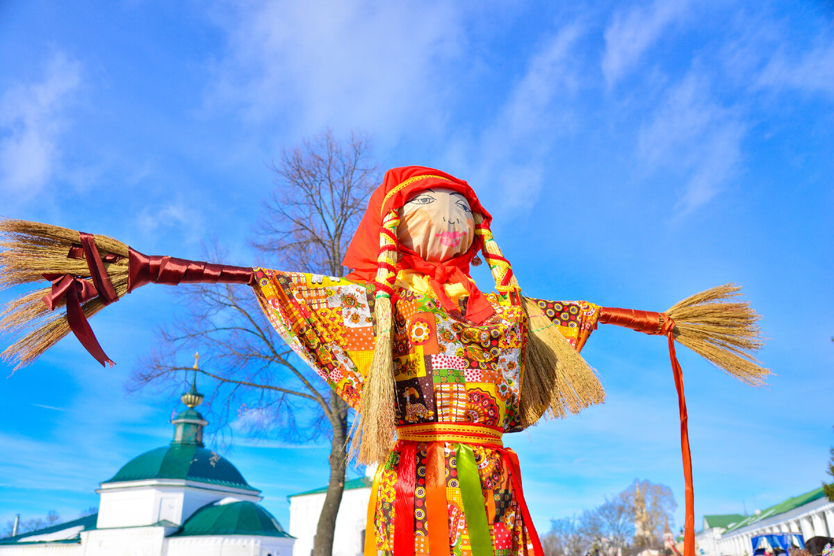 Какой символ масленицы. Масленичное чучело 2023. Соломенное чучело на Масленицу. Масленица фото. Пугало на Масленицу.