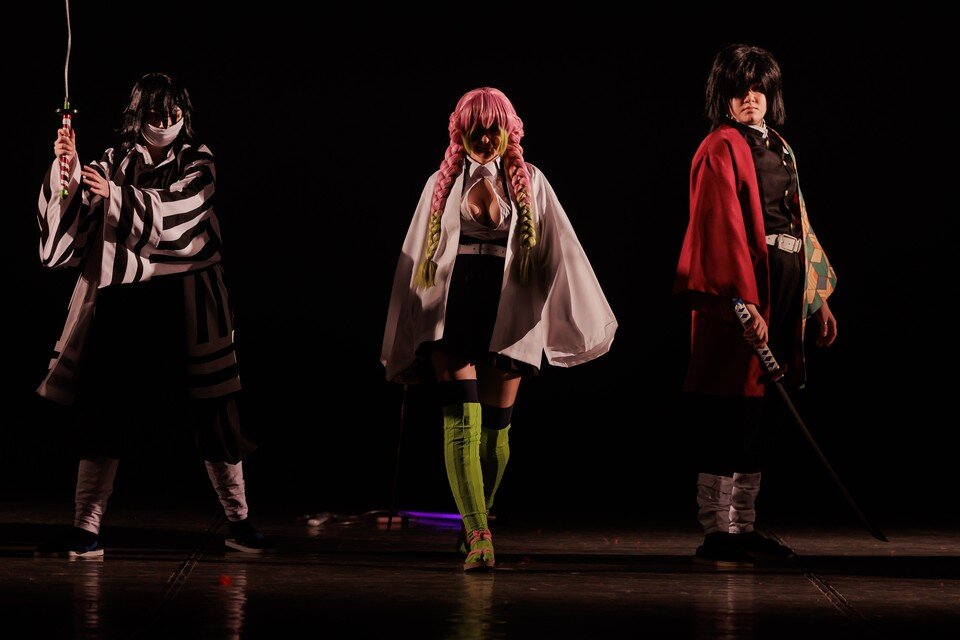     На сцене конкурсанты пели и разыгрывали сценки. Валерий ЗВОНАРЕВ