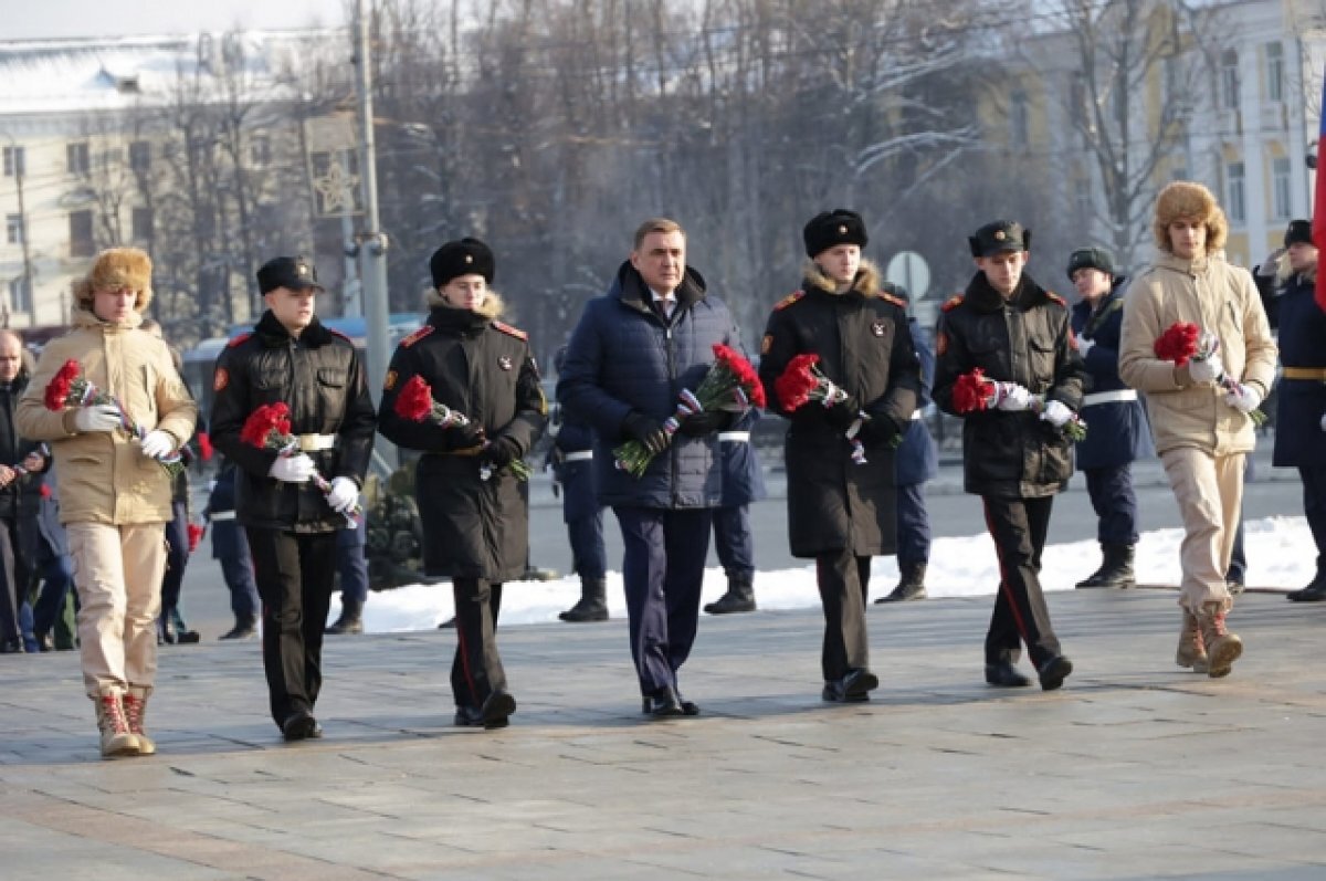    На площади Победы в Туле состоялось возложение цветов к Вечному огню