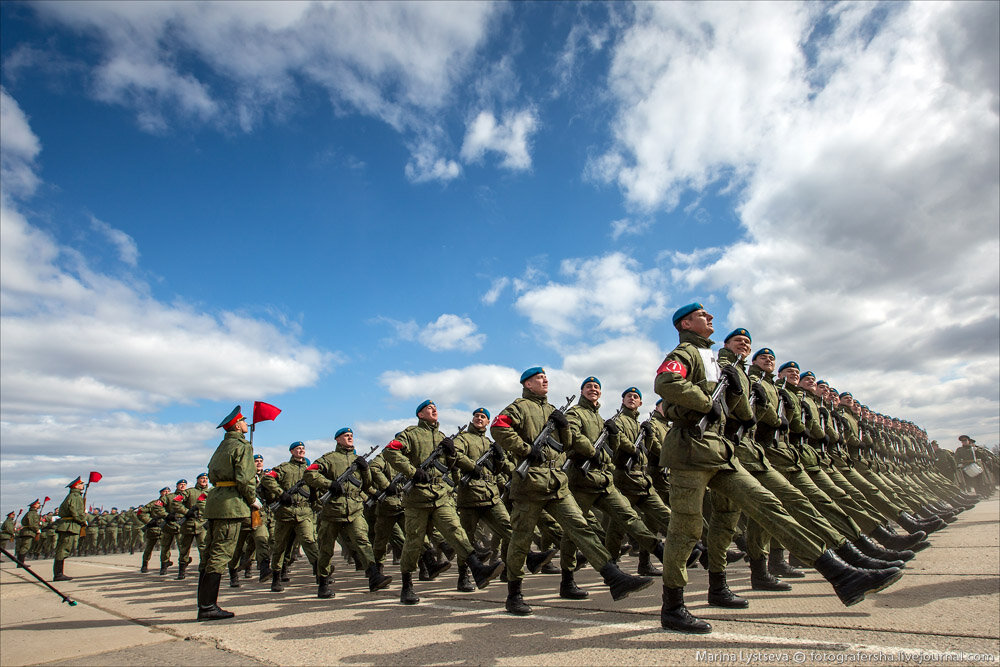 Рота сухопутные войска. Строй солдат. Военнослужащие в строю. Строй солдат России. Солдаты стоят в строю.