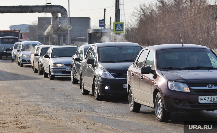    Свердловчане стоят в пробке больше четырех часов