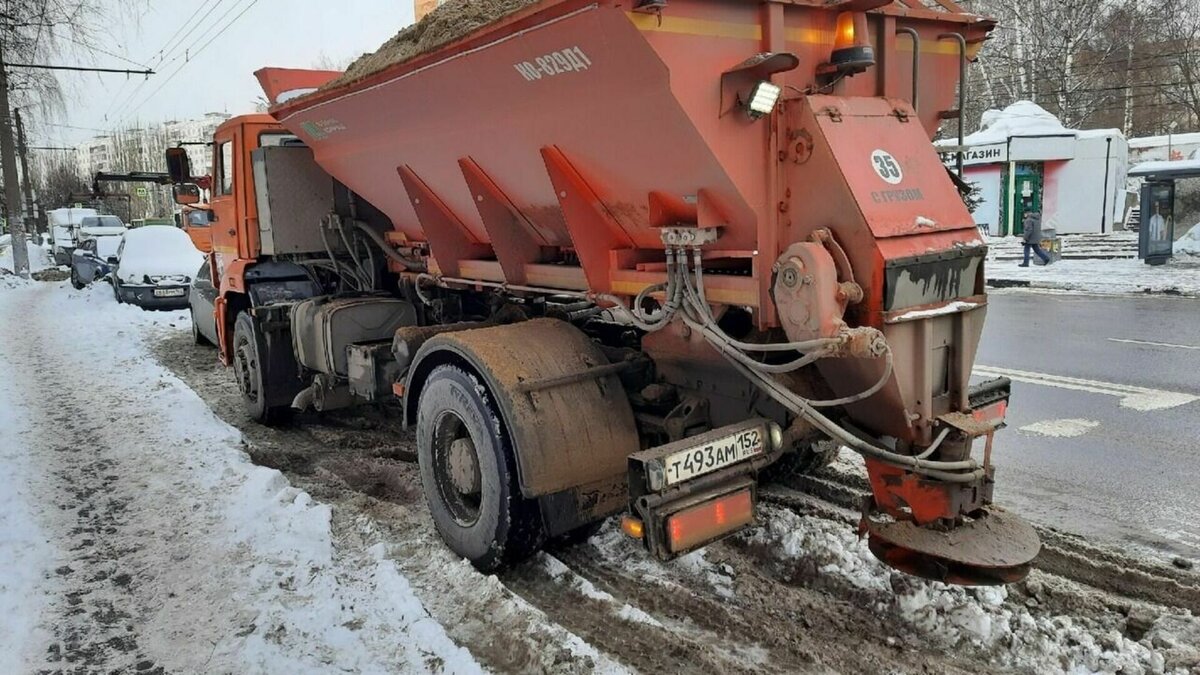     Эта зима выдалась снежной в Нижегородской области. Со льдом на дорогах боролись песко-соляной смесью с химическими реагентами. Как итог — испорченная обувь, поврежденные лапы собак и гниющие кузова машин. Чем еще вредна такая смесь, даже после окончания зимы, — в материале NewsNN.