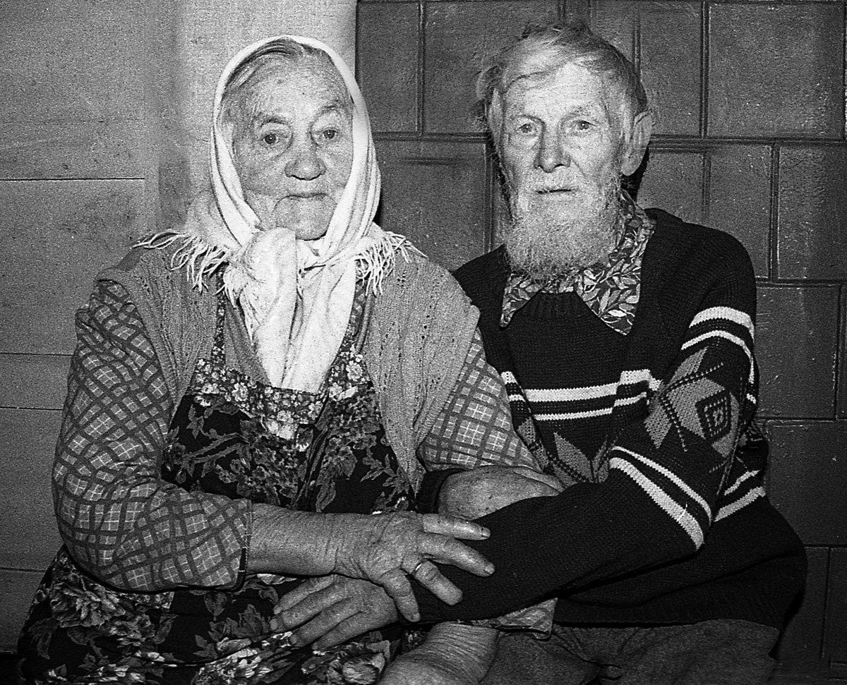 Чтение книг пожилые. Взрослые женщины с малчик. Подруги в старости. Бабушка смеется. Старые соблазнительницы.