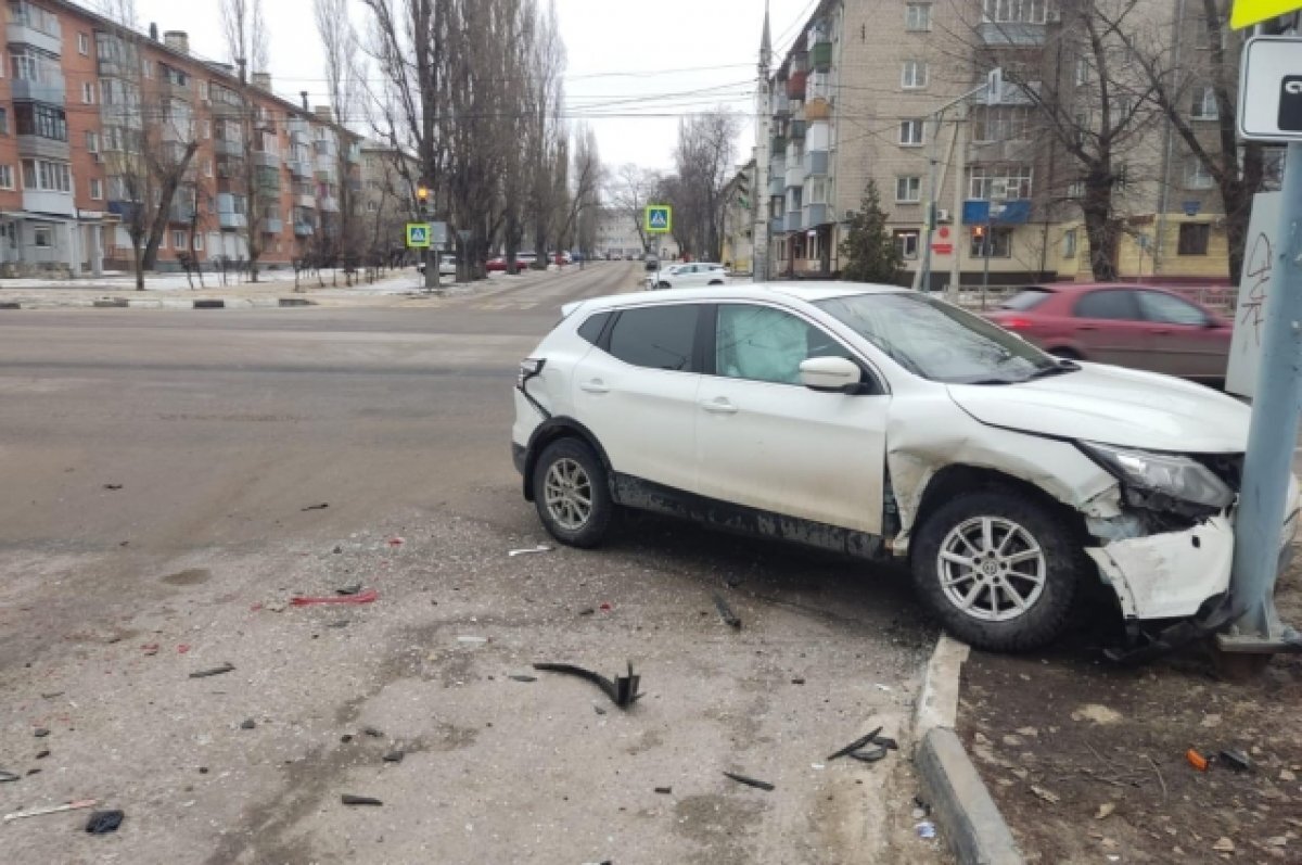    В Воронеже при столкновении Nissan с ВАЗ и столбом пострадала школьница