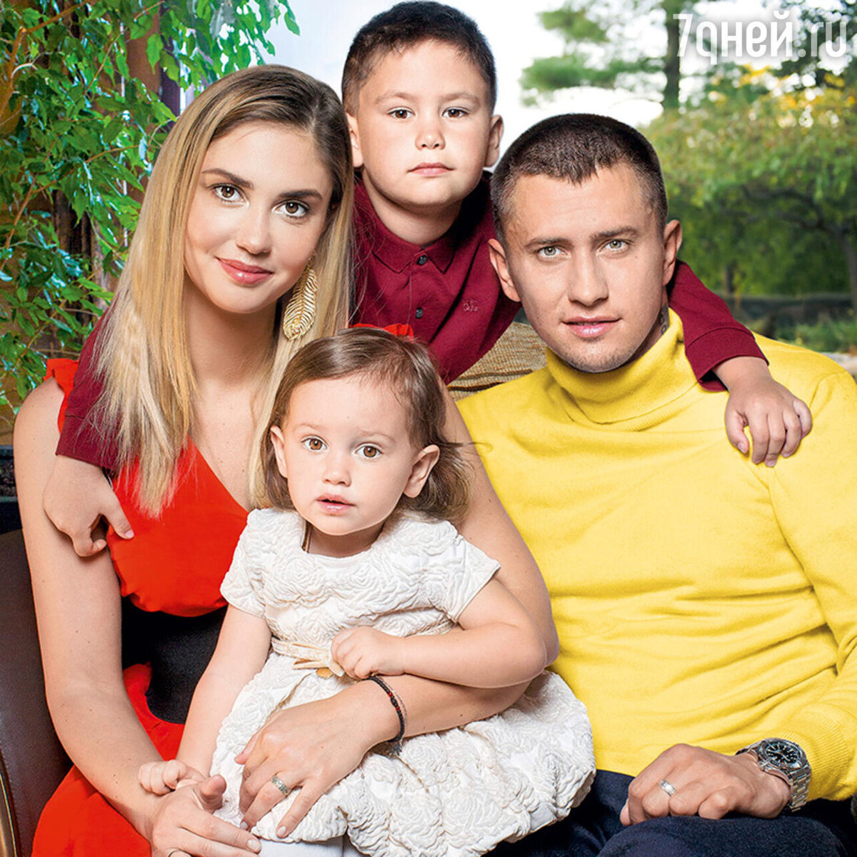    Агата и Павел с сыном Тимофеем и дочкой Мией Филипп Гончаров