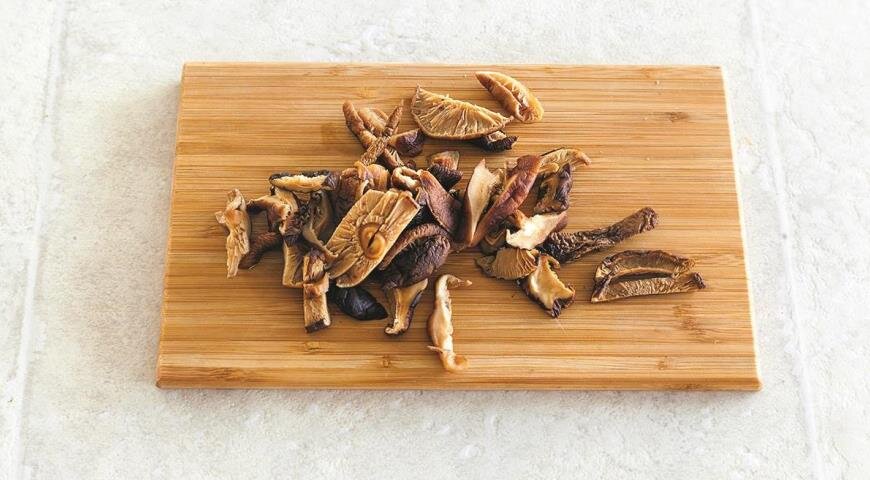 1. Грибы замочите в теплой воде на 30 мин. и откиньте на дуршлаг. Удалите жесткие ножки, остальное нарежьте толстыми ломтиками. Если используете свежие вешенки, нарвите их тонкими полосками.