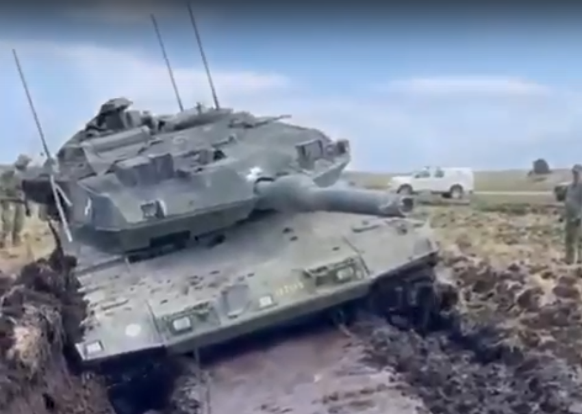 Один из застрявших шведских танков Stridsvagn 122. Источник: Яндекс.Картинки