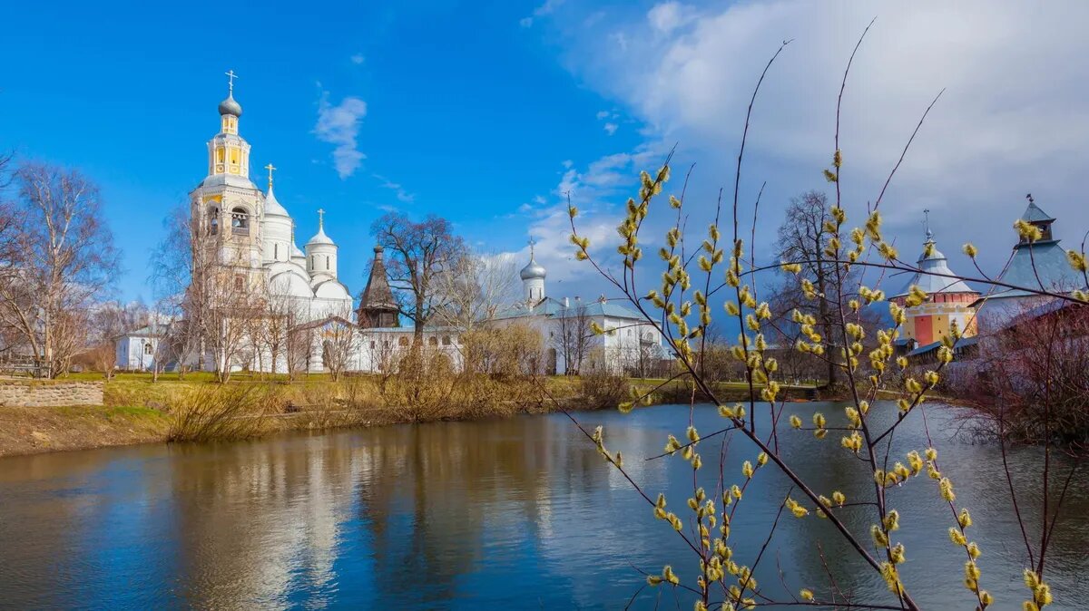 Церковь с золотыми куполами и деревья