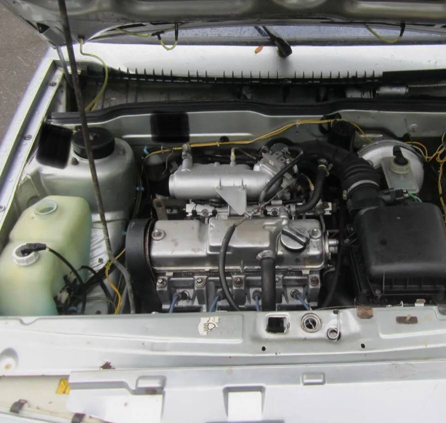 Всем привет! столкнулся с такой не прятной и неожиданной проблемой, стало заливать свечи на ВАЗ 2114, произошло это неожиданно, просто вышел решил завести и она не заводится, вот тут я и начал думать что же может быть но быстро понял в чем дело так как очень сильно пахло бензином и начались прострелы в глушителе.