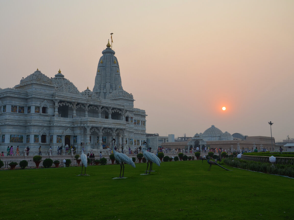Закатное Солнце в городе Вриндаван. Не использовались никакие светофильтры. Фотография не обработана. Фото автора.