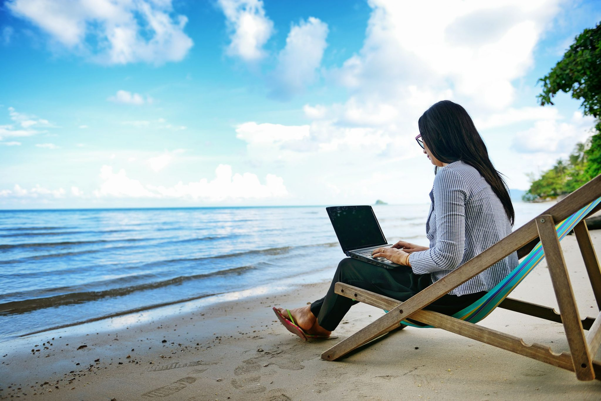 Управление из любой точки. Человек с ноутбуком на пляже. Девушка с ноутбуком на пляже. Ноутбук на природе. С ноутбуком на море.