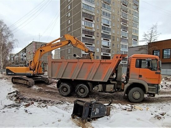     С места, где был магазин "Робек", увозят строительный мусор. Фото: Николай Курилов / МК-Урал.