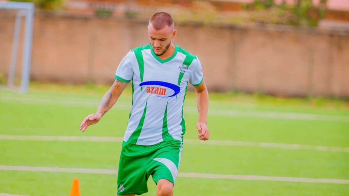    Владислав Кормишин в футболке клуба "Кийову Спортс". Фото: пресс-служба ФК "Кийову Спортс"