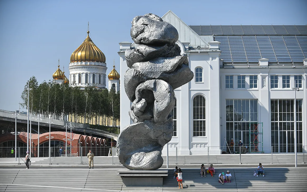 В центре москвы установили памятник. Урс Фишер скульптура на Болотной площади. Памятник в Москве на Болотной набережной Урса Фишера. Урс Фишер памятник в Москве. «Большая глина № 4» Урса Фишера.