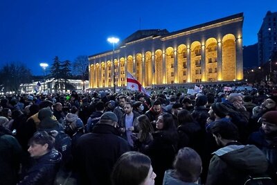    Участники акции протеста у здания парламента Грузии на проспекте Руставели в центре Тбилиси. © РИА Новости
