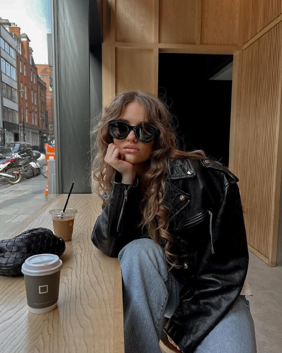 Как выбросить из головы человека, который был самым близким на свете, а потом решил им больше не быть?

Всё понятно и всё закончено, но в голове всё равно вечное перетирание — а почему, а как, а кто из нас виноватее, а если бы откатить, а как, а если не откатывать, то не сдохну ли я от тоски — ну и так далее.

Да никак его не выбросить, не тратьте силы.

Ваша лапка осталась в капкане. Она будет болеть и кровоточить, потом заживет, зарастет мехом. Вы привыкнете обходиться без нее и даже не будете о ней вспоминать. Но лапки у вас больше не будет.

Но есть и хорошая новость. У вас есть еще целых три лапки.