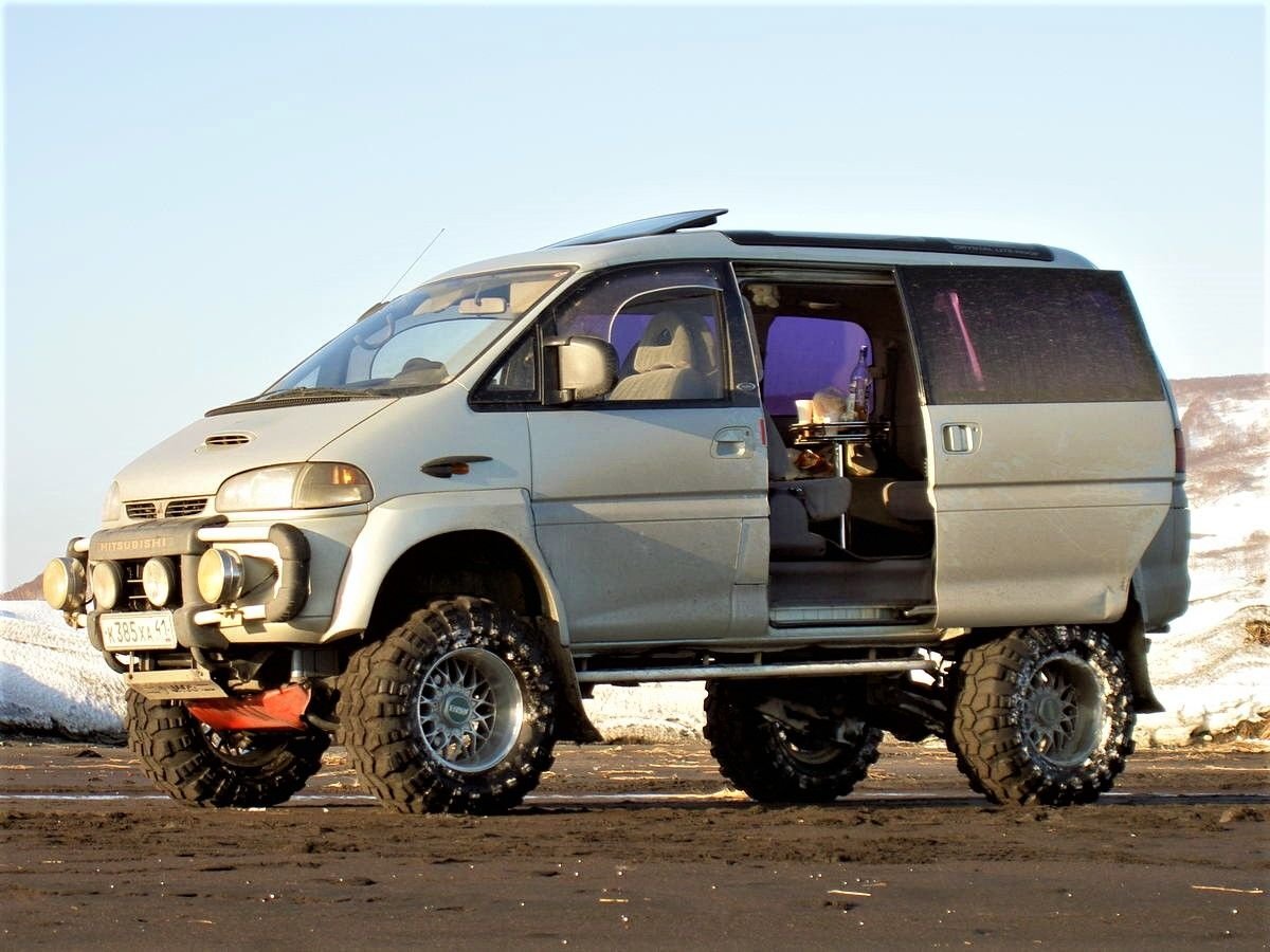 Delica plus. Mitsubishi Delica 4x4. Митсубиси Делика 4 поколения. Митсубиси Делика 4х4 2022. Mitsubishi Delica Space Gear 4x4 4wd.