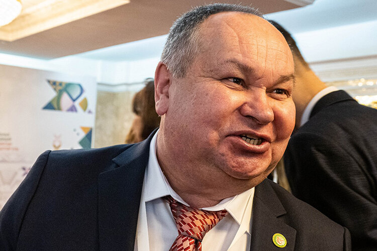   Увидев загрустившего корреспондента газеты, глава Бардымского района Пермского края Халиль Алапанов тут же позвал отведать чего-нибудь сладенького Фото: Андрей Титов