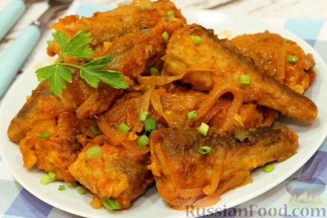 хек, лук репчатый, мука, томат-паста, горчица, сахар, масло растительное, соль, перец чёрный молотый