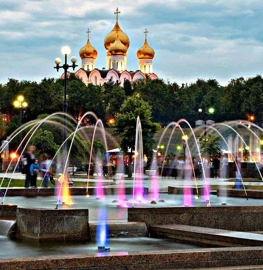 Бесплатное в городе можно. Ярославль достромичательности. Набережная г Ярославль. Достопримечат Ярославль. Ярославль стрелка летом.