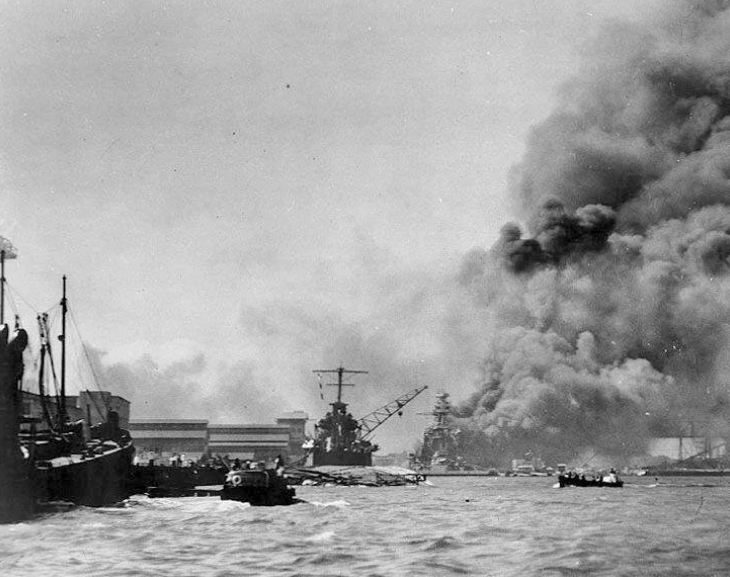 Вид от пирса 1010 в Перл-Харборе на сухой док, 7 декабря 1941 года