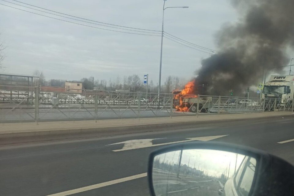     Два человека сгорели в машине после ДТП в Петербурге  СОЦСЕТИ