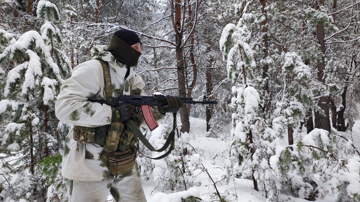 Оружие в положении «от бедра». Оно, конечно, на высоте пояса и правильнее будет сказать «от пояса», но при фразе «от бедра» большинству будет понятно о чём идёт речь.