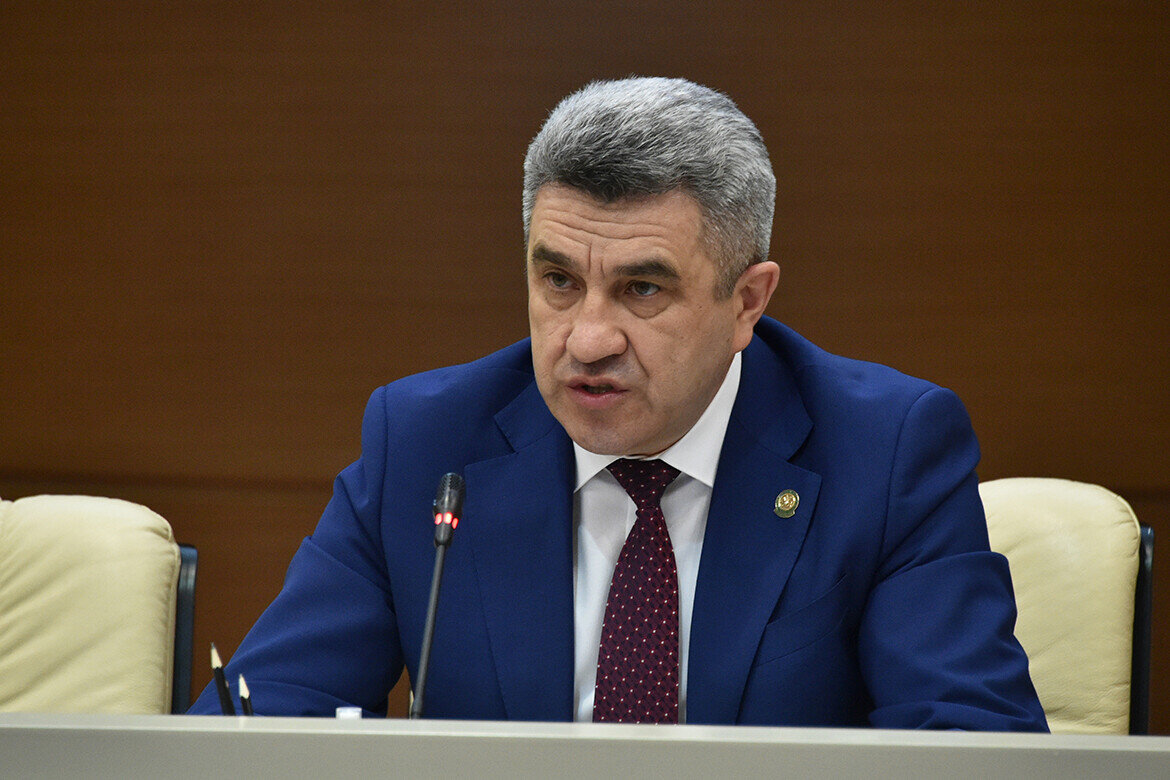 Ильсур Хадиуллин: «В этом году продолжается корректировка экзаменационных моделей по большинству учебных предметов в соответствии с Федеральным государственным образовательным стандартом».  Фото: prav.tatarstan.ru